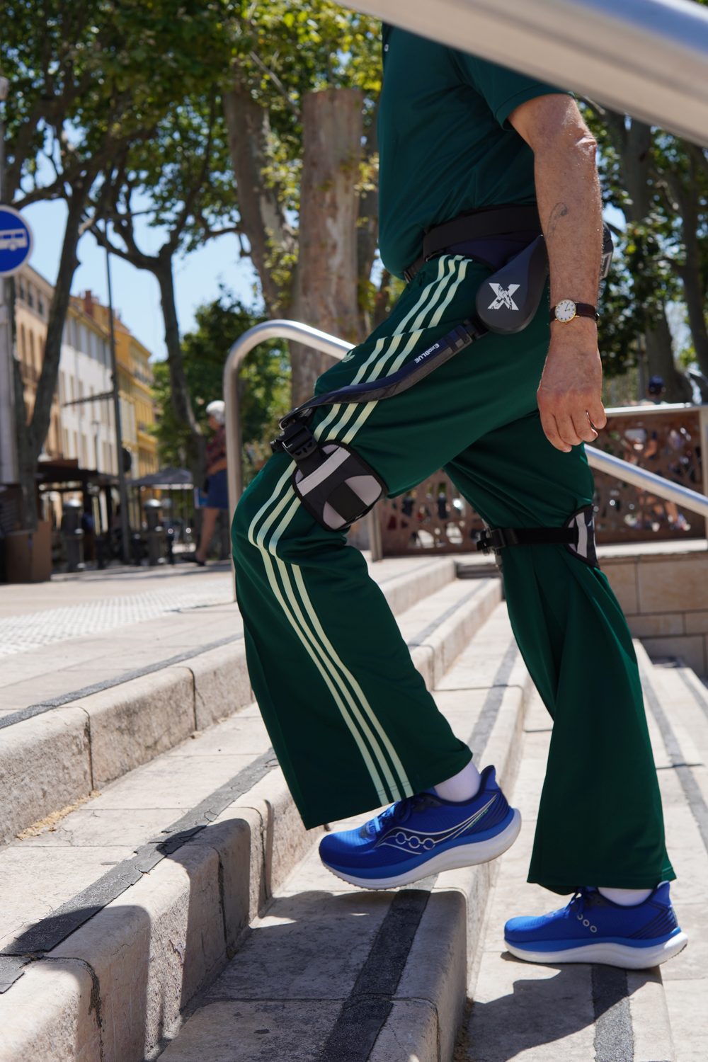 ExoBlue V-X1 porté pour monter un escalier en ville : ceinture, module de hanche et appui de genou